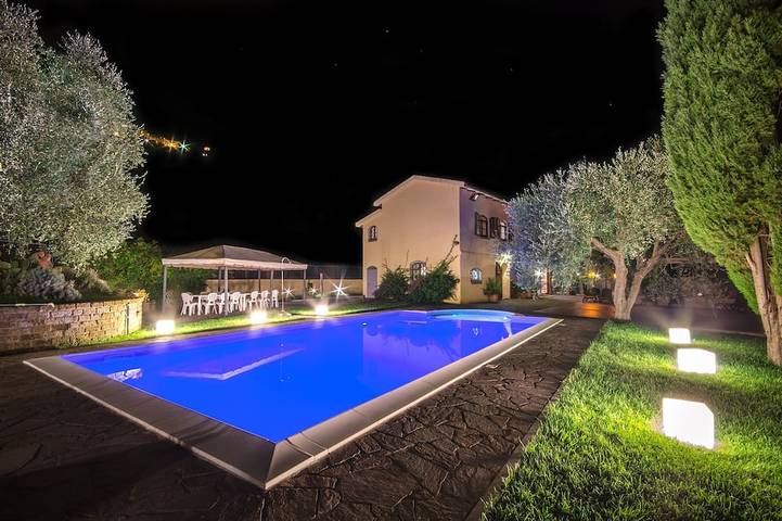 Villa für 12 Personen, mit Garten und Whirlpool - 1