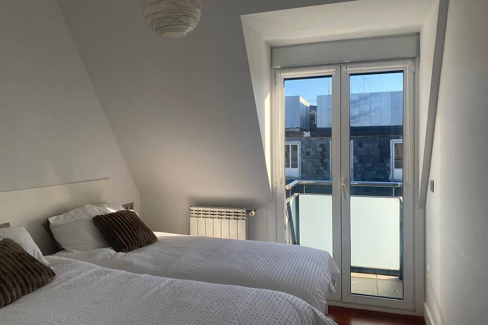 Entire apartment, Bright Apartment 2 Minutes Away From The Beach With Balconies And Wifi in Playa de la Concha, San Sebastian