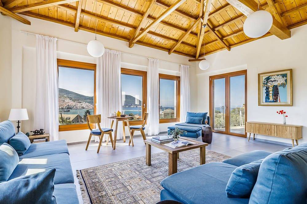 Sunshine Villa in Great Location. 33ft long Pool. in Skopelos Stadt, Sporaden