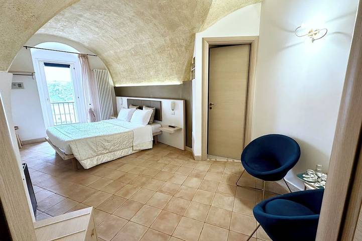 Il Sorriso dei Sassi Rooms. Belvedere Junior Suite Sassi view & jacuzzi. in Sassi di Matera, Matera