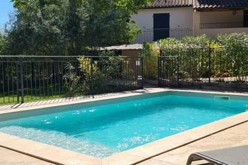 Location de vacances pour 12 personnes, avec balcon à Cabrières-d'Aigues
