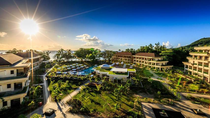 Station pour 4 personnes, avec bassin pour enfant et piscine ainsi que jardin et sauna dans Beau Vallon