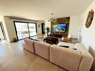 Location de vacances pour 12 personnes, avec terrasse ainsi que piscine et jardin à Charmes-sur-Rhône