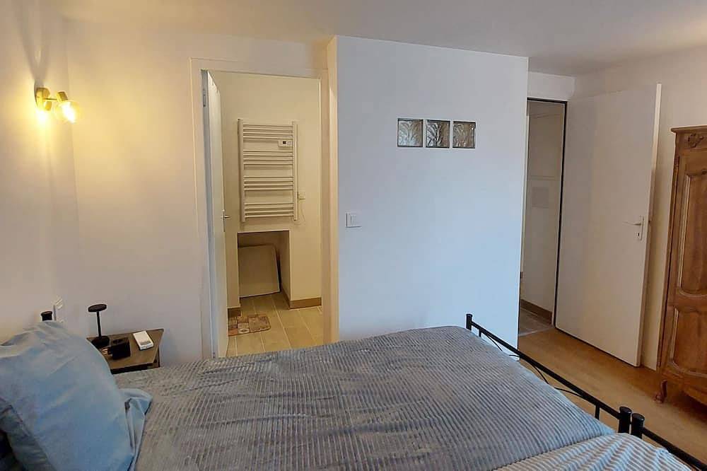 Ganze Wohnung, Air-conditioned apartment surrounded by vineyards, shared pool, in La Tour-d'Aigues, Regionaler Naturpark Luberon