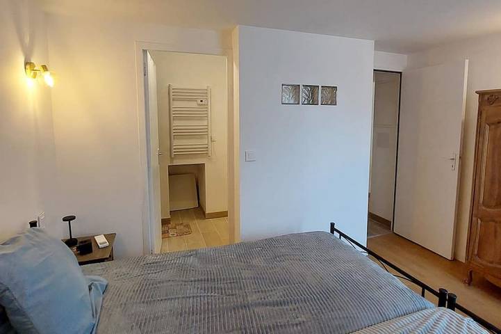 Entire apartment, Air-conditioned apartment surrounded by vineyards, shared pool, in La Tour-d'Aigues, Parc naturel régional du Luberon