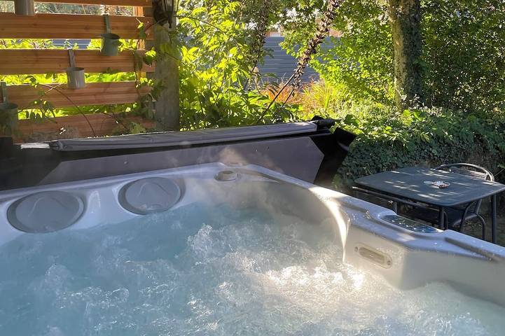 Gîte pour 2 personnes, avec jardin ainsi que terrasse et jacuzzi à Camlez