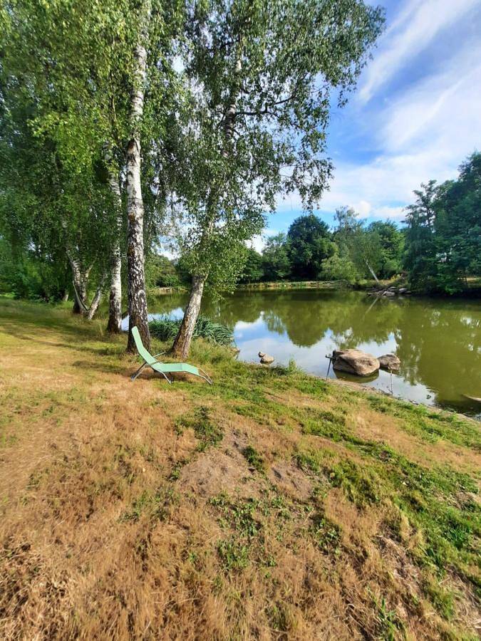 Location de vacances pour 4 personnes, avec vue sur le lac ainsi que vue et jardin dans Javerdat