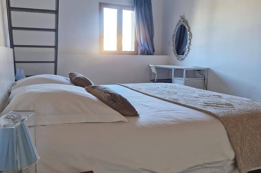 N1 guest room at Relais de Bellemaison in Montfrin, Nimes und Umgebung