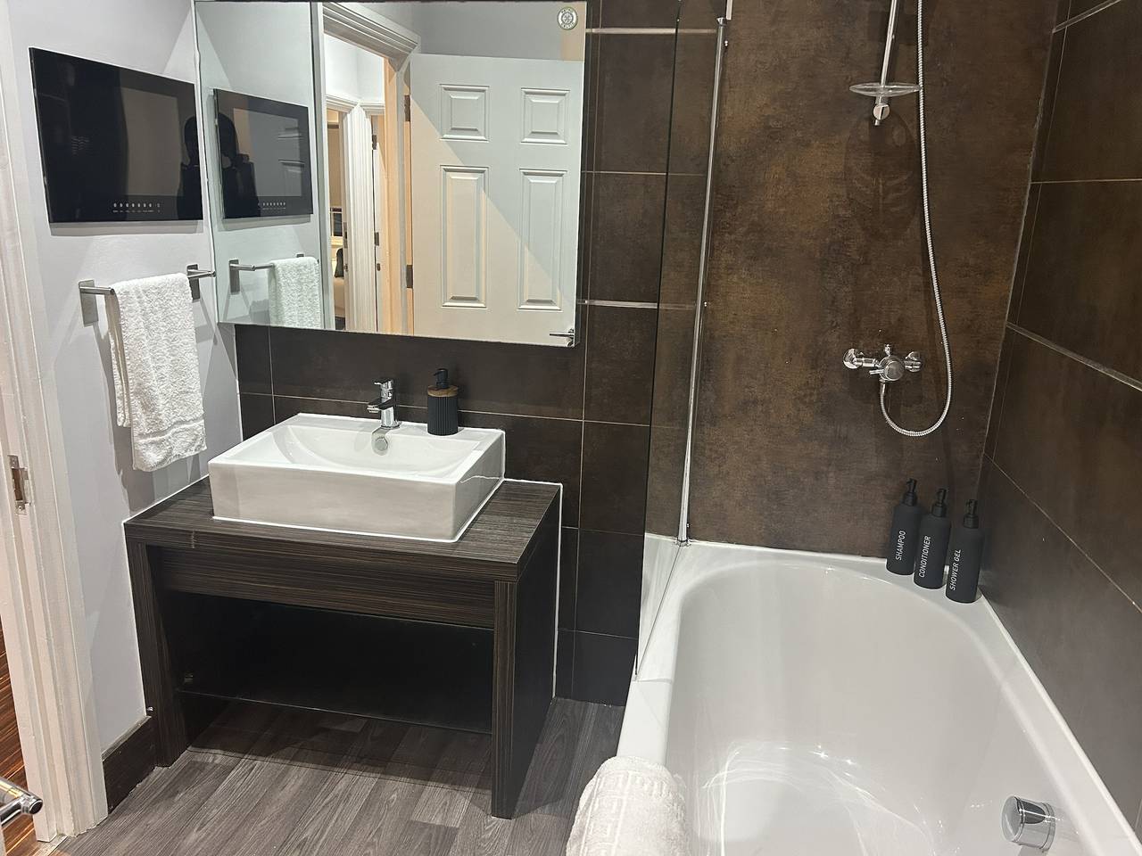 Entire holiday apartment, Tavistock House-Contractor stay-Parking-Sleeps 7, in Bedford