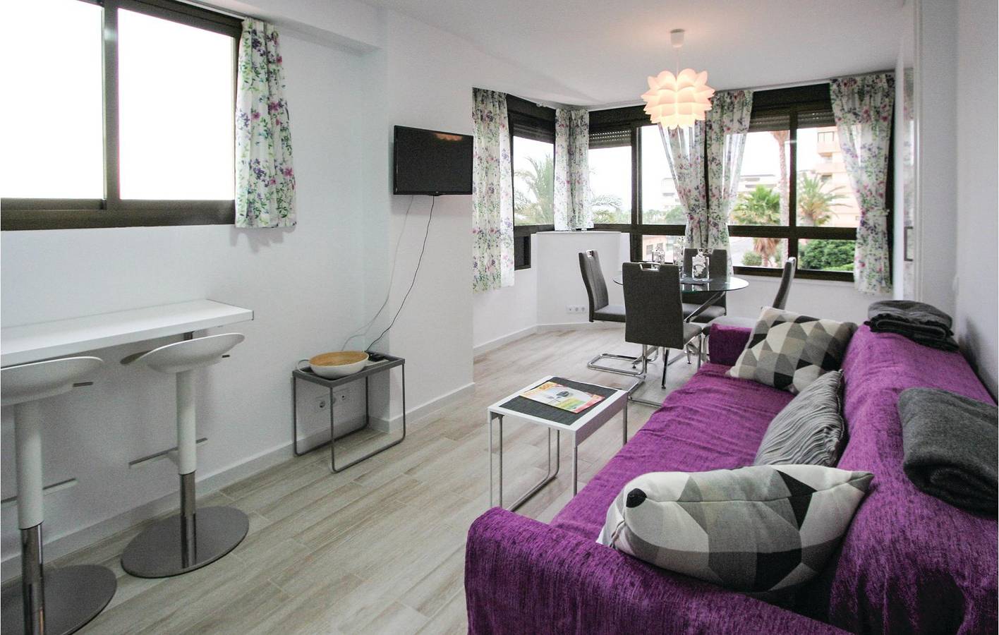 Apartamento vacacional entero, Apartamento junto al mar con terraza y WiFi in Las Calas, Torrevieja