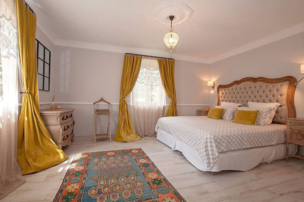 Charm, luxury, stunning views, spacious villa with heated pool, aircon and games in Le Bar-sur-Loup, Cannes region