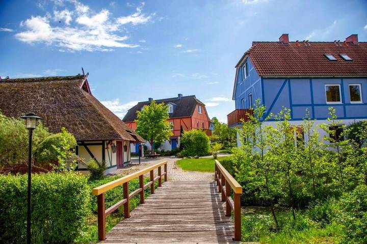 Ferienpark für 4 Personen, mit Terrasse und Pool sowie Sauna, mit Haustier in Mecklenburgische Seenplatte
