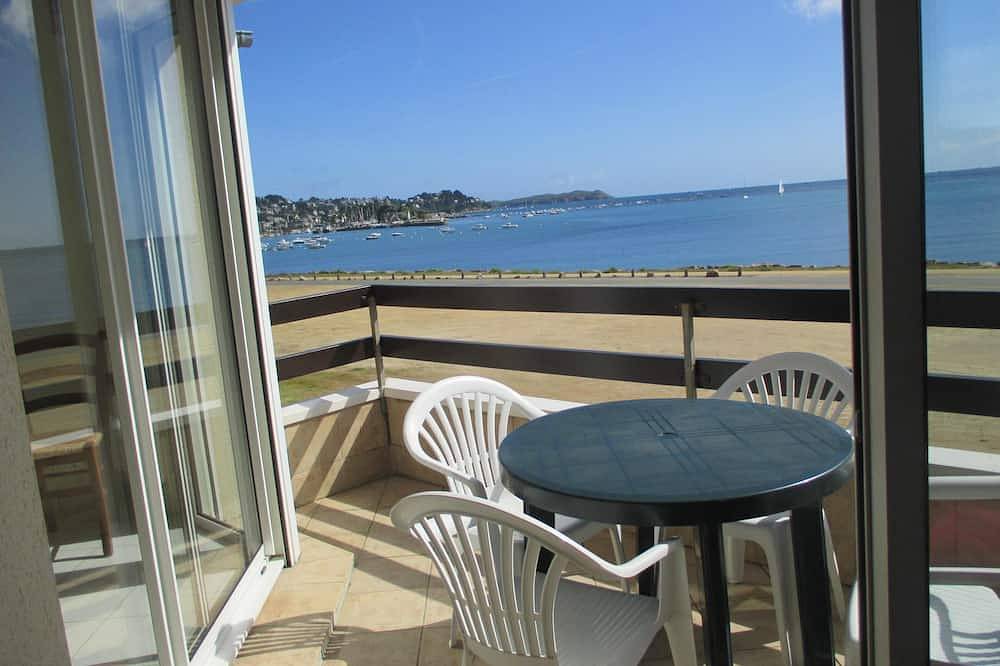 Apartamento entero, Perros-Guirec, T2, Vista Panorámica Al Mar De La Estancia, El Dormitorio Y La Terraza in Perros-Guirec, Costa de granito rosa
