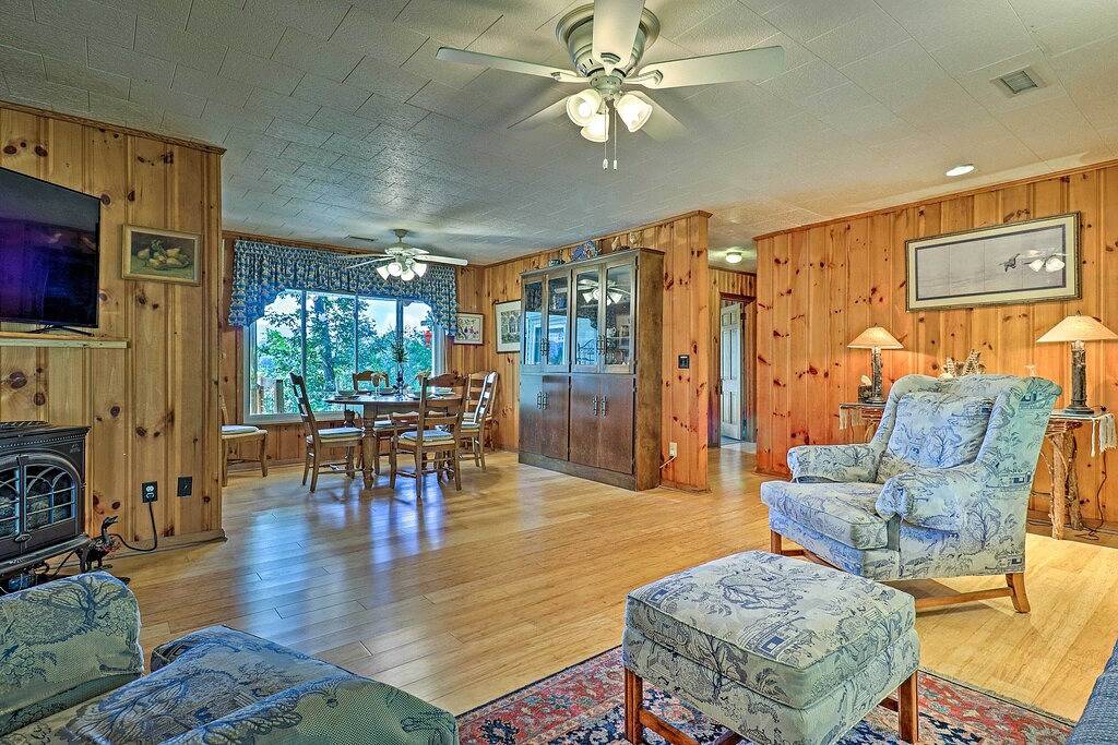 Ganze Wohnung, Serene Lake Junaluska Gem: Deck & Mountain Views in Lake Junaluska, Cataloochee Valley