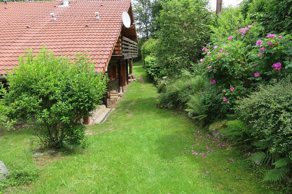 Spacious Chalet near Gérardmer: Terrace, Orchard, Ski, & Local Crafts in Le Tholy, Épinal en omgeving