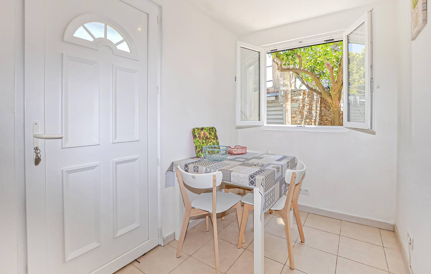 Appartement de vacances entier, Appartement confortable au rez-de-chaussée avec terrasse, près de la plage de la Crique de l'Arinella in Bastia, Cap Corse