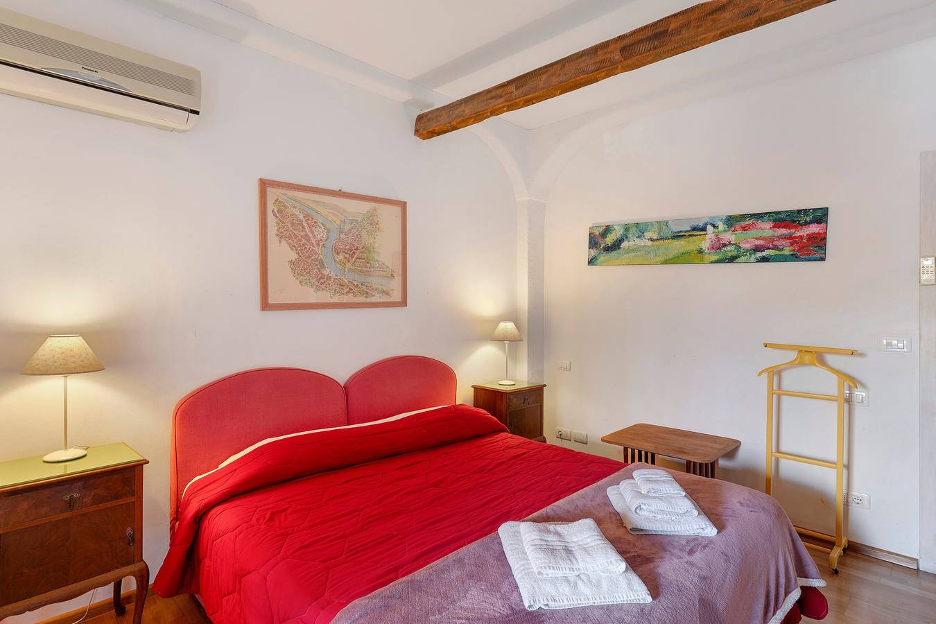 Camera 'Rosa' con Vista Montagna, Wi-Fi e Aria Condizionata in Dolceacqua, Alpi Liguri