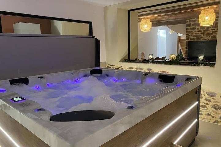 Location de vacances pour 8 personnes, avec jacuzzi ainsi que jardin et terrasse à Iffendic