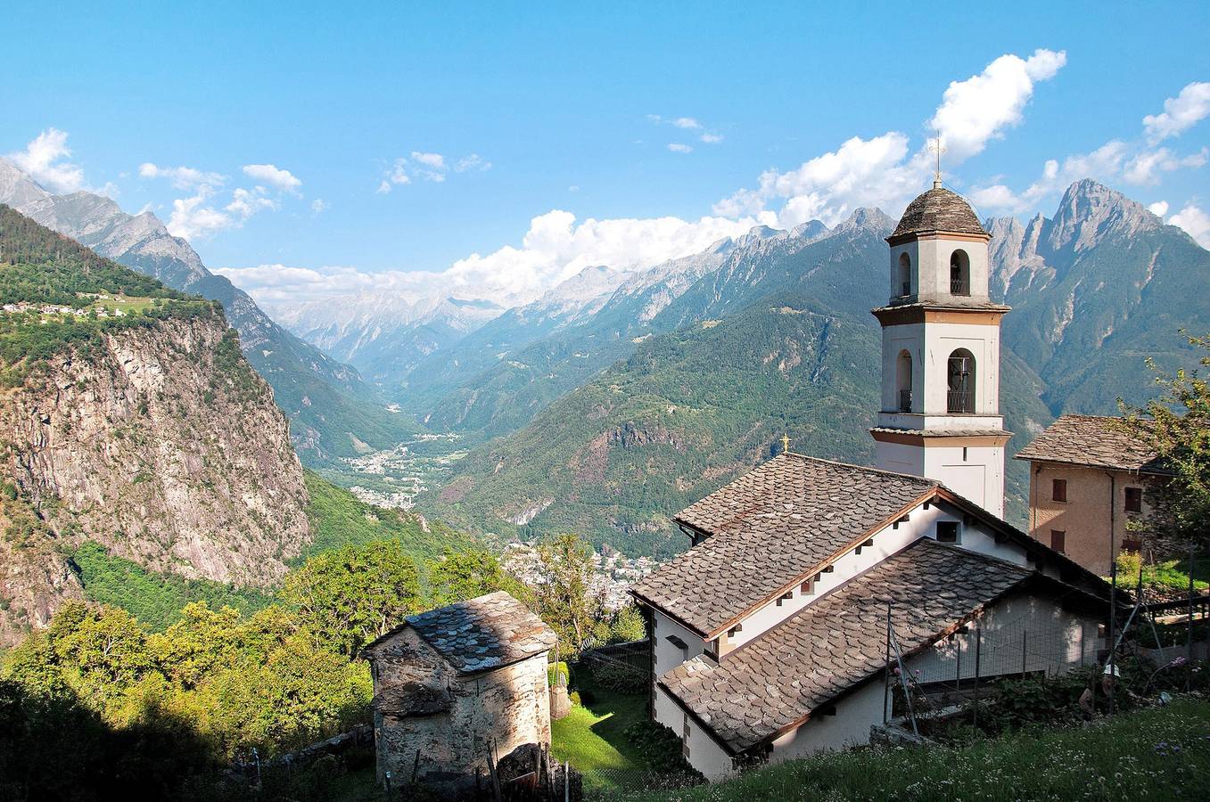 Entire apartment, Apartment "Sweet Somma Mountain Lodge 2" with Mountain View, Private Terrace & Wi-Fi in San Giacomo Filippo, Valtellina