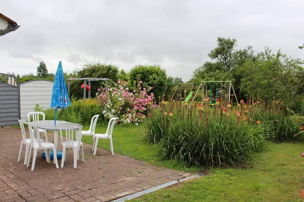 Beautiful, quiet residence in the countryside 5 kms from the beach in Le Perrier, Vendée
