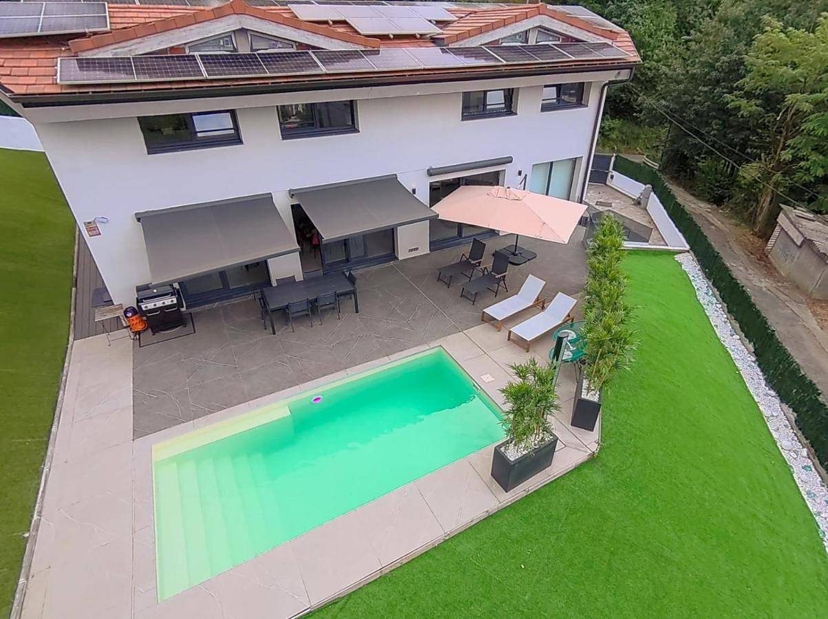 Chalet con piscina climatizada y vistas a Bilbao in Bilbao, Vizcaya