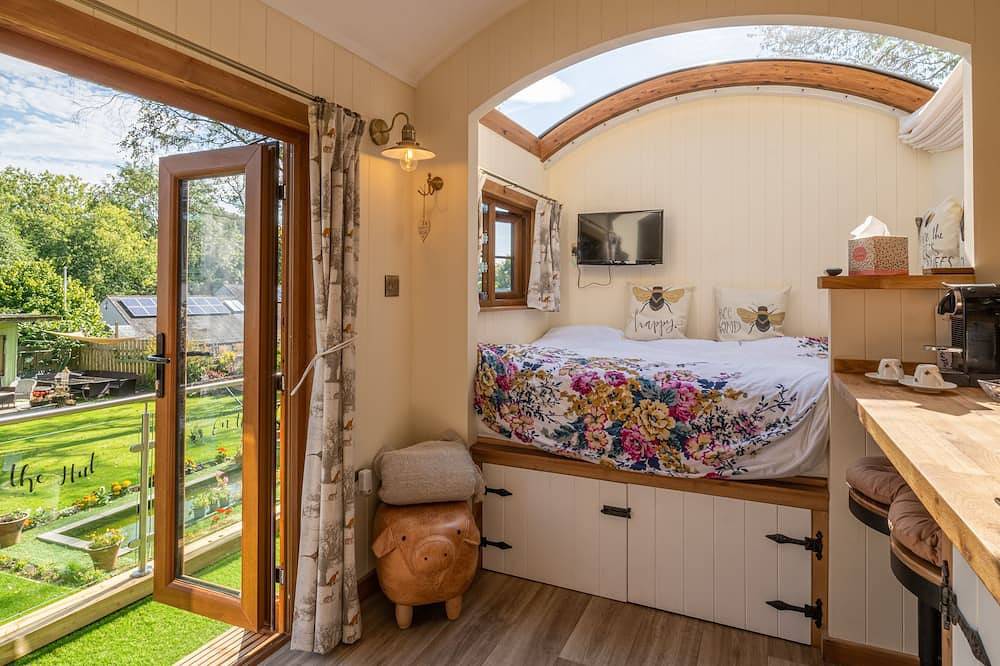 Honey Bee Shepherd's Hut - Wood-fired Hot Tub in Hawkshead, Lake District
