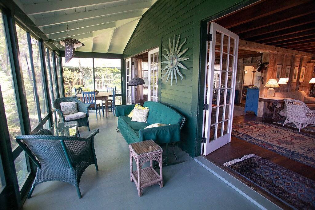 Das Family Retreat umfasst ein Haupthaus sowie Cottages in Moultonborough, Squam Lake