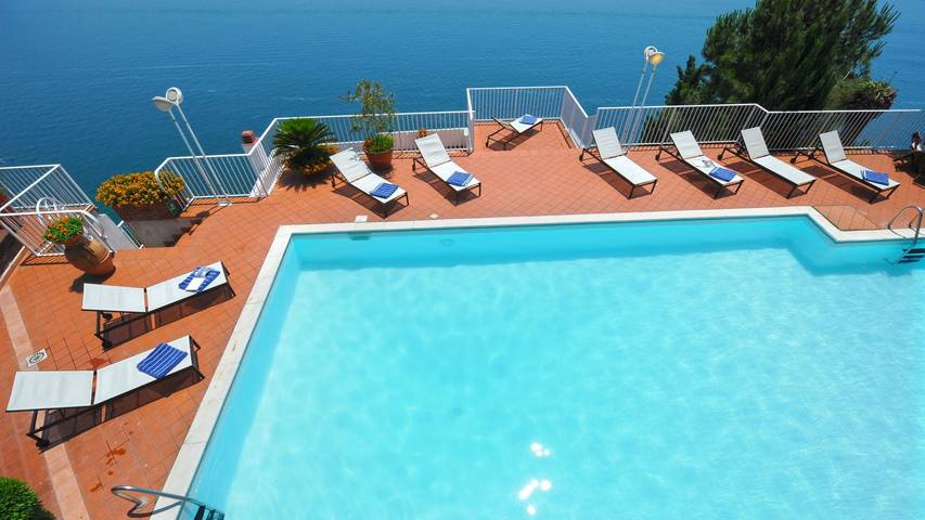 Location de vacances pour 8 personnes, avec terrasse ainsi que piscine et jardin, animaux acceptés à Castiglione - 4