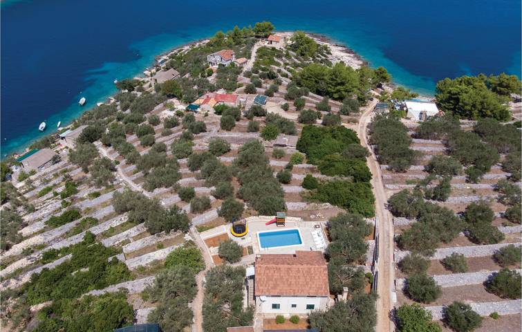Relaxing 2.5km from Beach: Spacious Apartment with Pool & Terrace in Vela Luka, Korcula