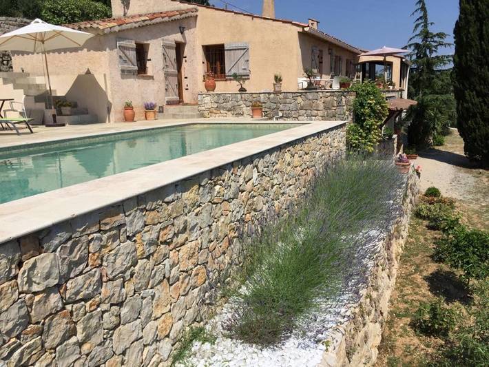 Chambre d’hôte pour 3 personnes, avec Terrasse et Jardin ainsi que Piscine et Vue
