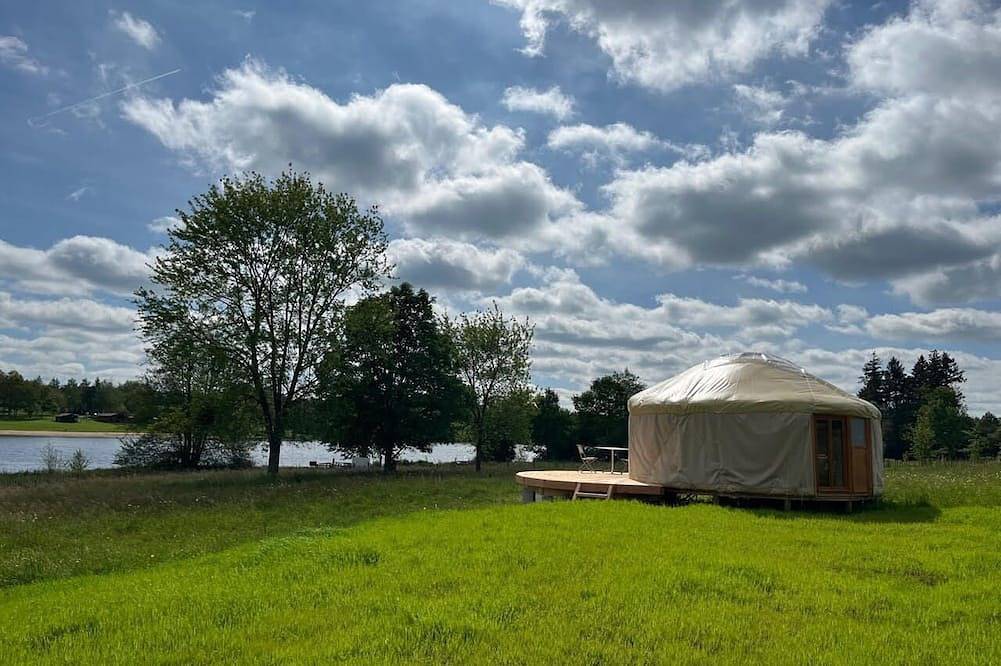 Yourte tout confort avec vu sur le lac. in Verneuil, Parc naturel régional Périgord-Limousin