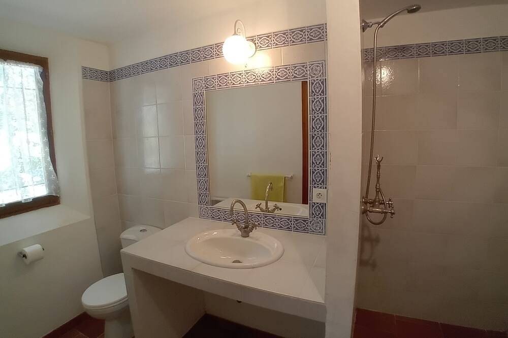 Spacious Villa for 6 - amazing pool and views in Callian, Draguignan region