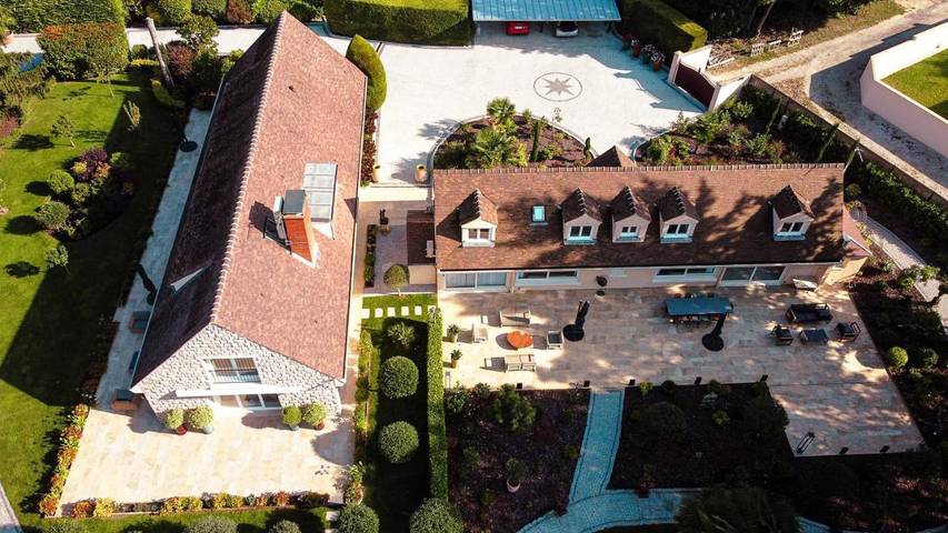 Location de vacances pour 14 personnes, avec Terrasse et Jardin ainsi que Piscine et Vue à Samoreau