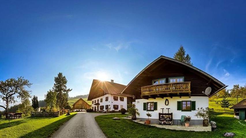 Ferienwohnung für 2 Personen, mit Pool und Seeblick sowie Garten und Ausblick, kinderfreundlich am Attersee