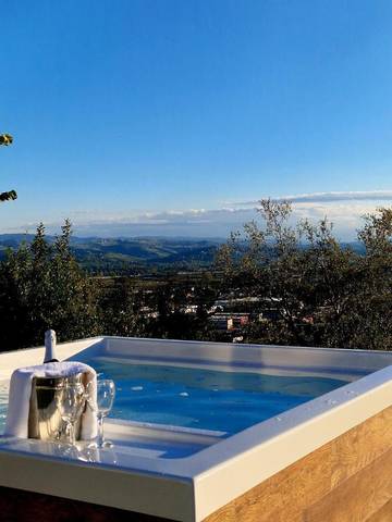 Gîte pour 6 personnes, avec jardin et jacuzzi à Govone