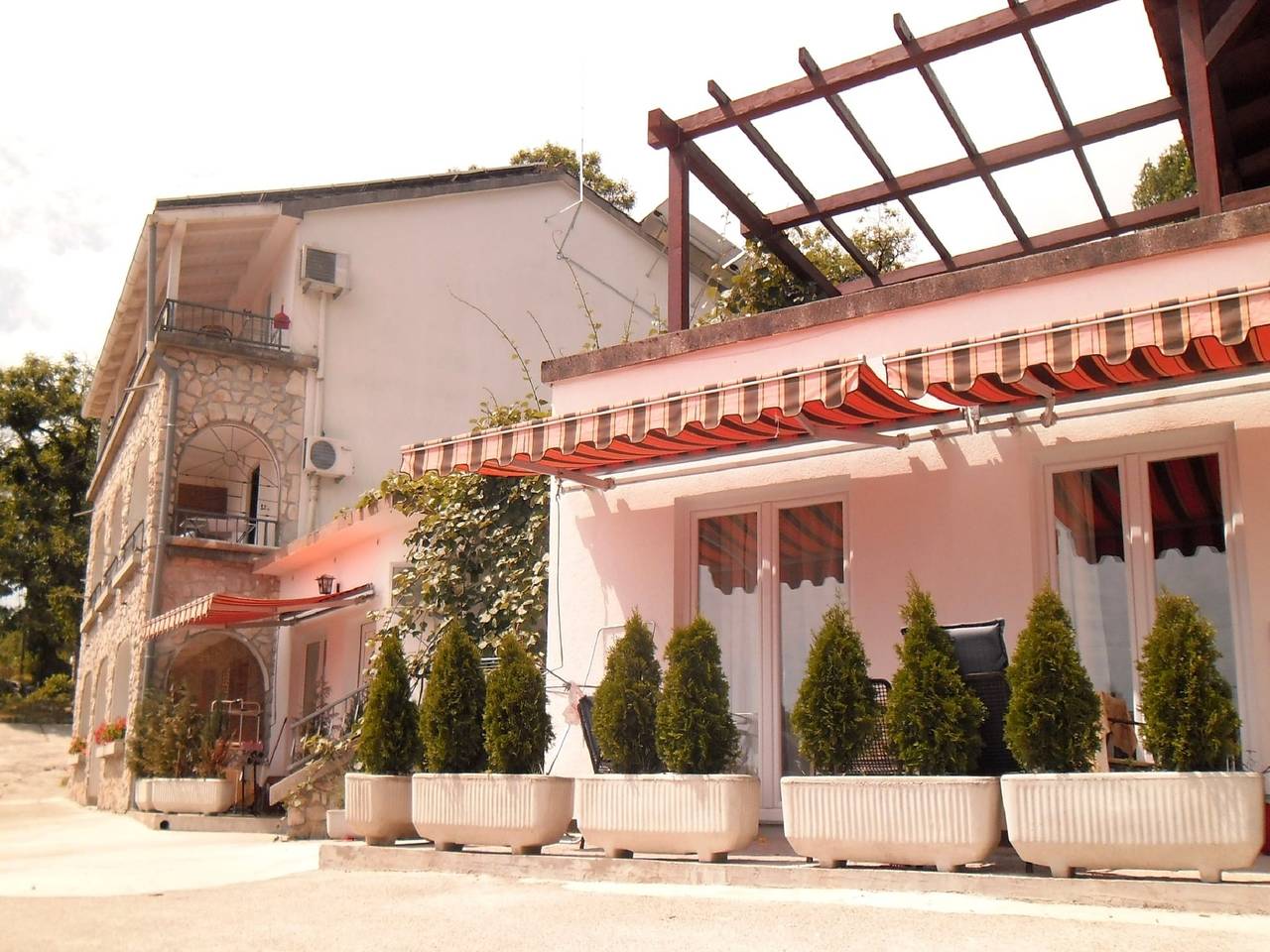 Appartement entier, Bel appartement avec terrasse et cuisine extérieure et vue sur la mer! in Icici, Primorje-Gorski Kotar