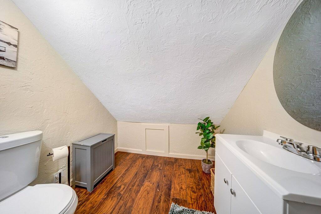 Cozy Chalet Bungalow in West Park - Cleveland in Cleveland, Cuyahoga County