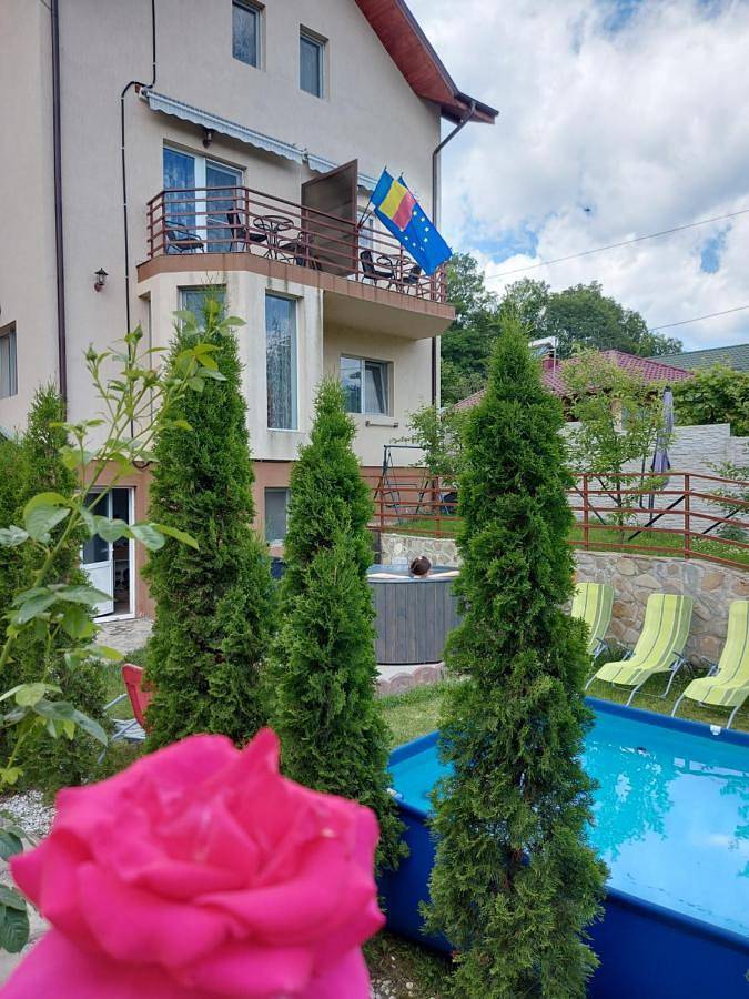 Maison d’hôte pour 4 personnes, avec Terrasse et Jacuzzi ainsi que Jardin et Piscine