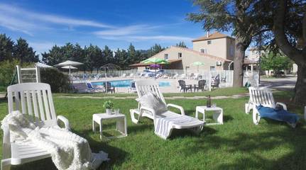 Parc de vacances pour 5 personnes, avec vue ainsi que jardin et piscine dans Garde-Colombe