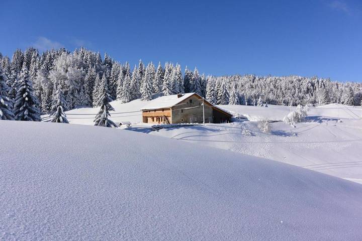 Gîte pour 6 personnes, avec vue ainsi que sauna et jardin à Les Moussières
