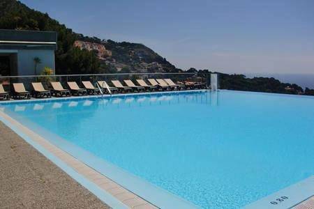 Appartement entier, Apartment with Sea View in Cap-d'Ail, Côte méditerranéenne (France)