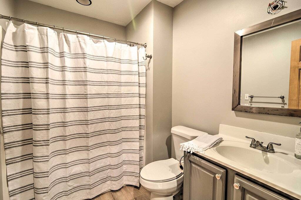 Upscale Family Cottage < 1 Mi to Higgins Lake in Higgins Lake