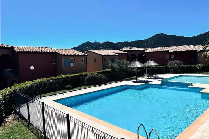 Appartement de vacances pour 4 personnes, avec vue ainsi que terrasse et piscine