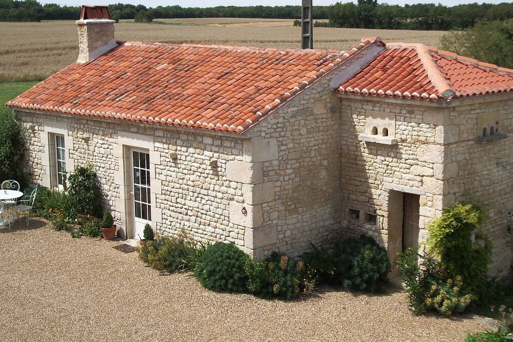 Pigeonnier - Traditional Farmhouse near La Rochelle. beaches 20 mins and a pool. in Landrais, Région de Rochefort