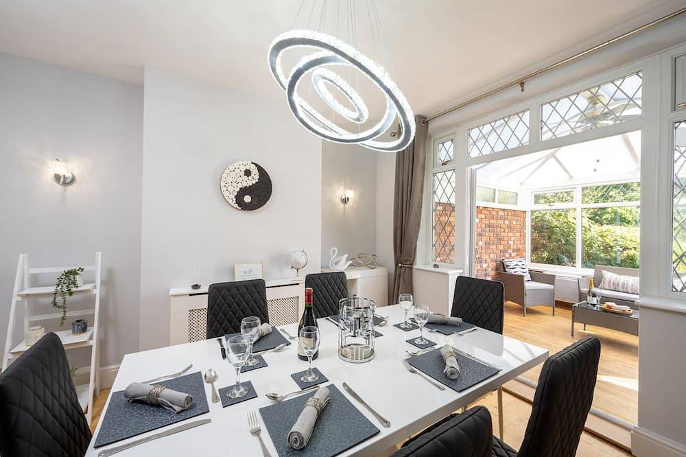 *New Exclusive* Luxury House near Nec, Jlr, Resorts World, Birmingham Airport in Solihull, Birmingham Area