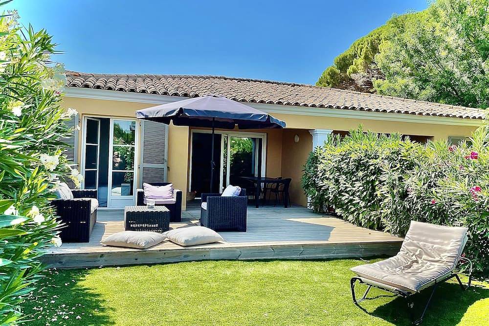 Saint-Tropez House with garden, 2 bedrooms sleeps 5, beach 50 m. in Gassin, Draguignan region