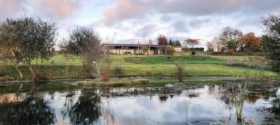 Gîte pour 2 personnes, avec terrasse et vue, animaux acceptés à Saint-Priest-les-Fougères