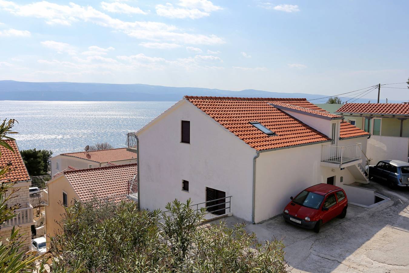 Ganze Wohnung, 3-Zimmer-Ferienwohnung mit Balkon und Meerblick Lokva Rogoznica, Omis A-10358-a in Lokva Rogoznica, Omis-Riviera