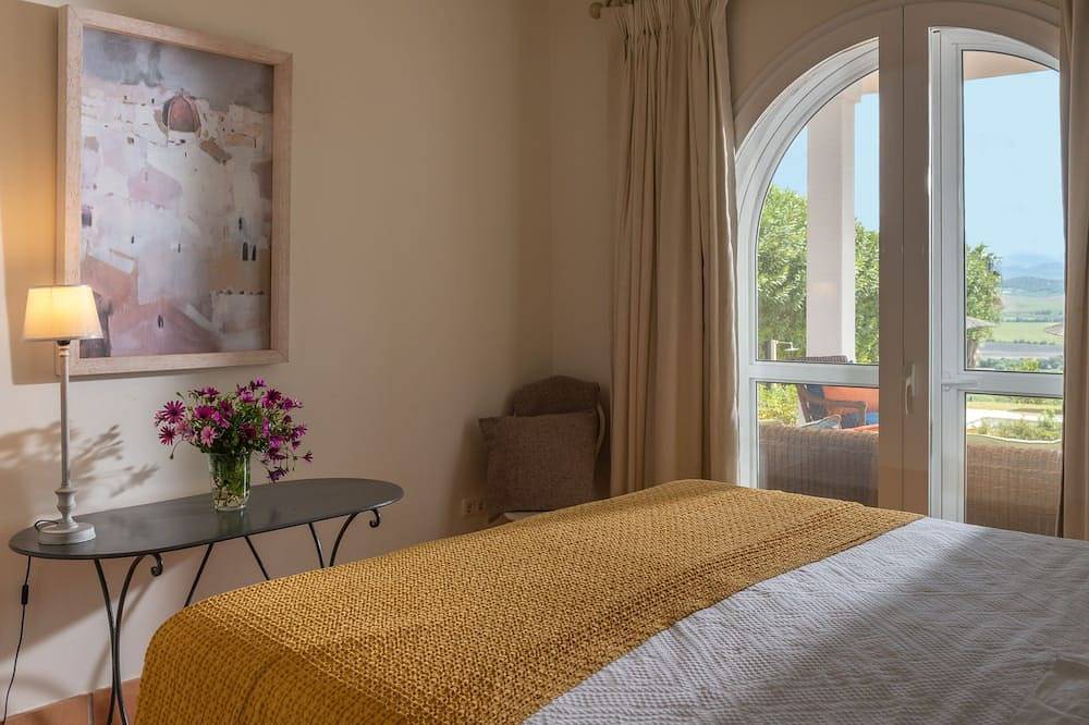4 Bedroom Luxury Villa with Pool  adjacent to golf resort.  25 min to the beach in Benalup-Casas Viejas, Costa de la Luz