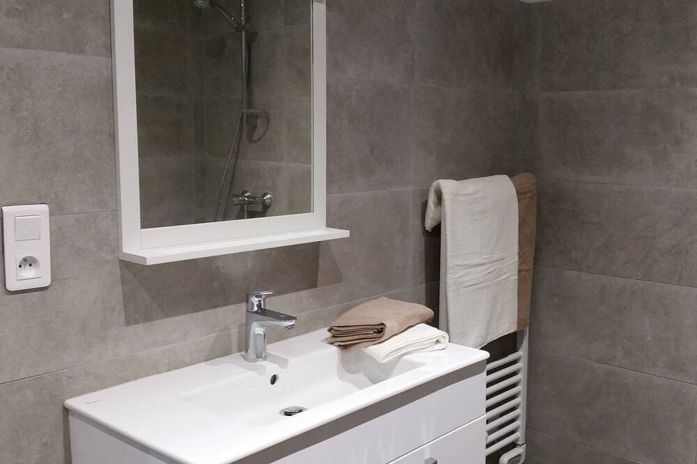 Ganze Wohnung, Apartment-Apartment-Ensuite-Blick auf den Hof in La Colle-sur-Loup, Mittelmeerküste (Frankreich)